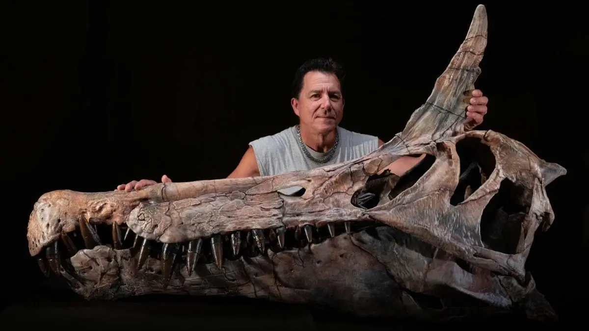 Paul Sereno with the Spinosaurus skull