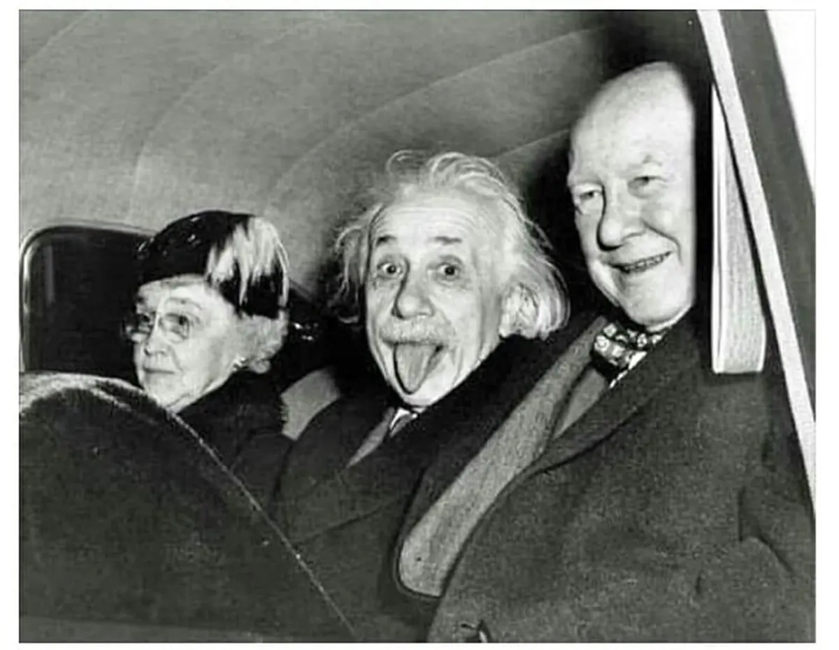 фото Ейнштейна з висунутим язиком