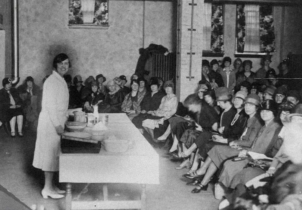 Adelaide Hawley Cumming as Betty Crocker (1)